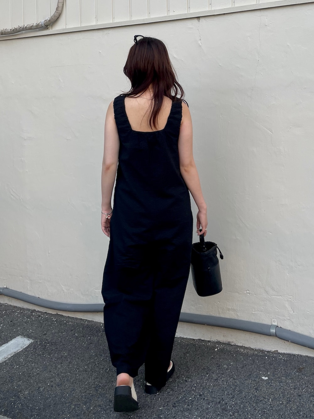 ブラック系のつなぎ/オールインワン、ホワイト系のキャミソールを着用したレディースの夏コーディネートの4枚目の写真