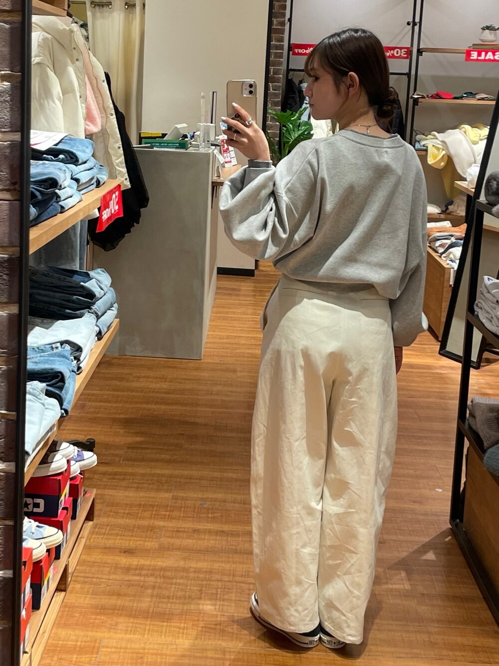 ホワイト系のチノパンツ、グレー系のニット/セーター、グリーン系のニット/セーターを着用したレディースの冬コーディネートの3枚目の写真