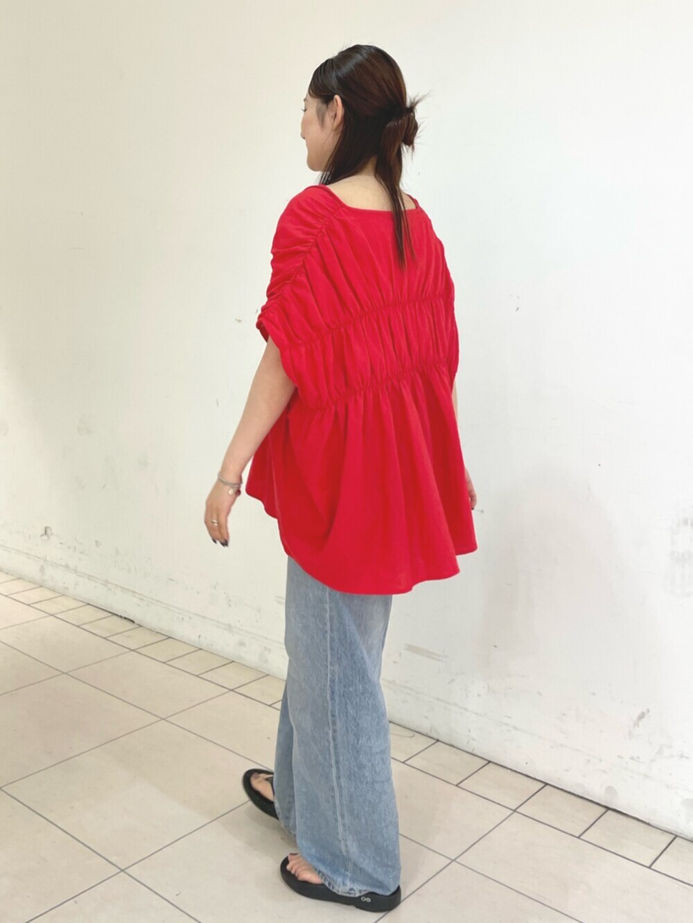 ブルー系のデニムパンツ、レッド系のシャツ/ブラウスを着用したレディースの夏コーディネートの3枚目の写真