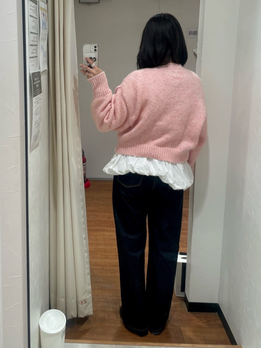 ブルー系のデニムパンツ、ピンク系のニット/セーター、ホワイト系のニット/セーターを着用したレディースの秋コーディネートの3枚目の写真