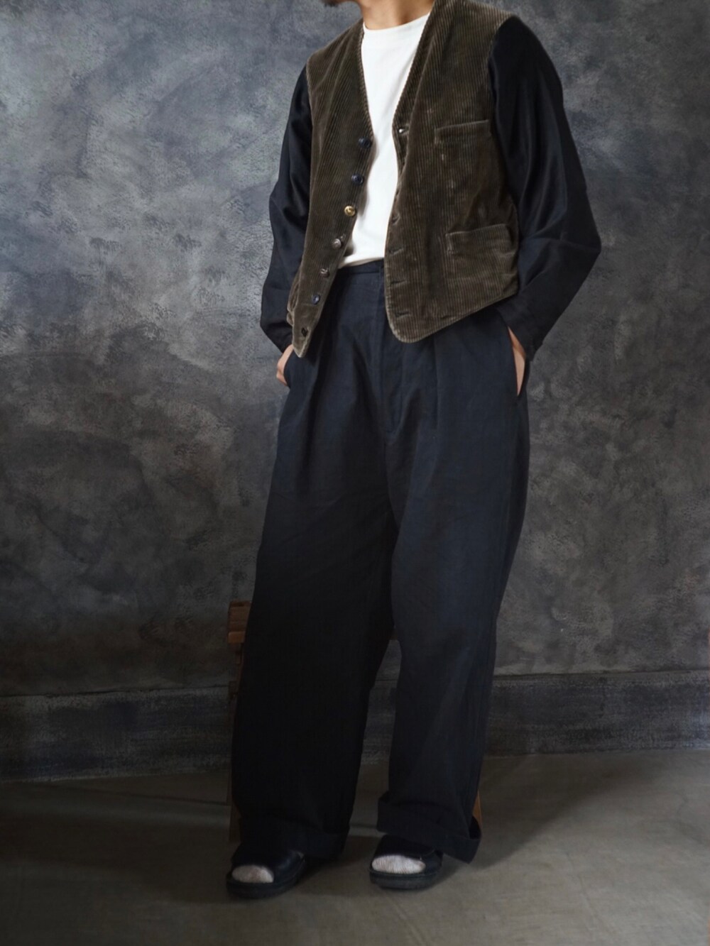 ブラック系のパンツ、ブラック系のジャケット/アウター、ホワイト系のTシャツ/カットソーを着用したメンズの秋コーディネートの3枚目の写真