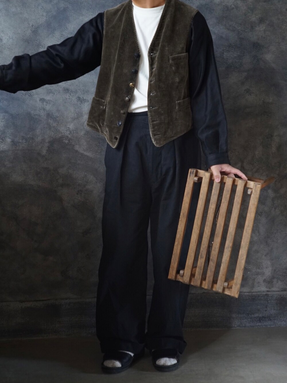 ブラック系のパンツ、ブラック系のジャケット/アウター、ホワイト系のTシャツ/カットソーを着用したメンズの秋コーディネートの4枚目の写真