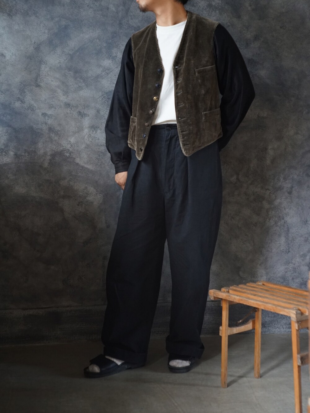 ブラック系のパンツ、ブラック系のジャケット/アウター、ホワイト系のTシャツ/カットソーを着用したメンズの秋コーディネートの2枚目の写真