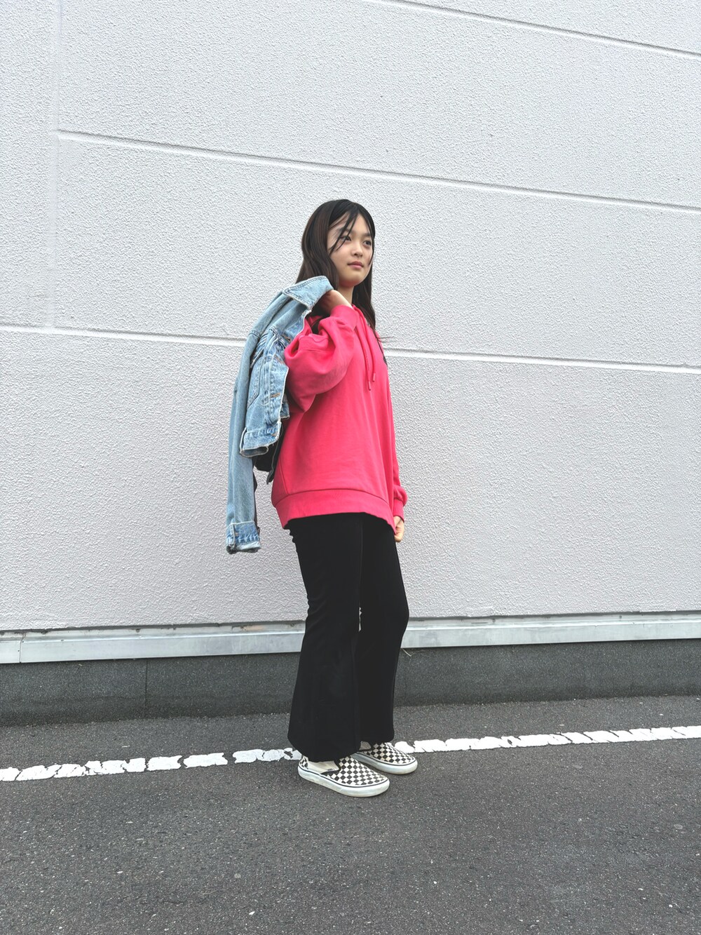 「VANSのVANS ヴァンズ SKATE SLIP-ON スケートスリッポン　VN0A5FCAAUH (CHK)BLK/O.WHT（スニーカー、ブラック系）」を使った、音羽さん（骨格ウェーブ・レディース・145cm）の冬コーディネートの4枚目の写真