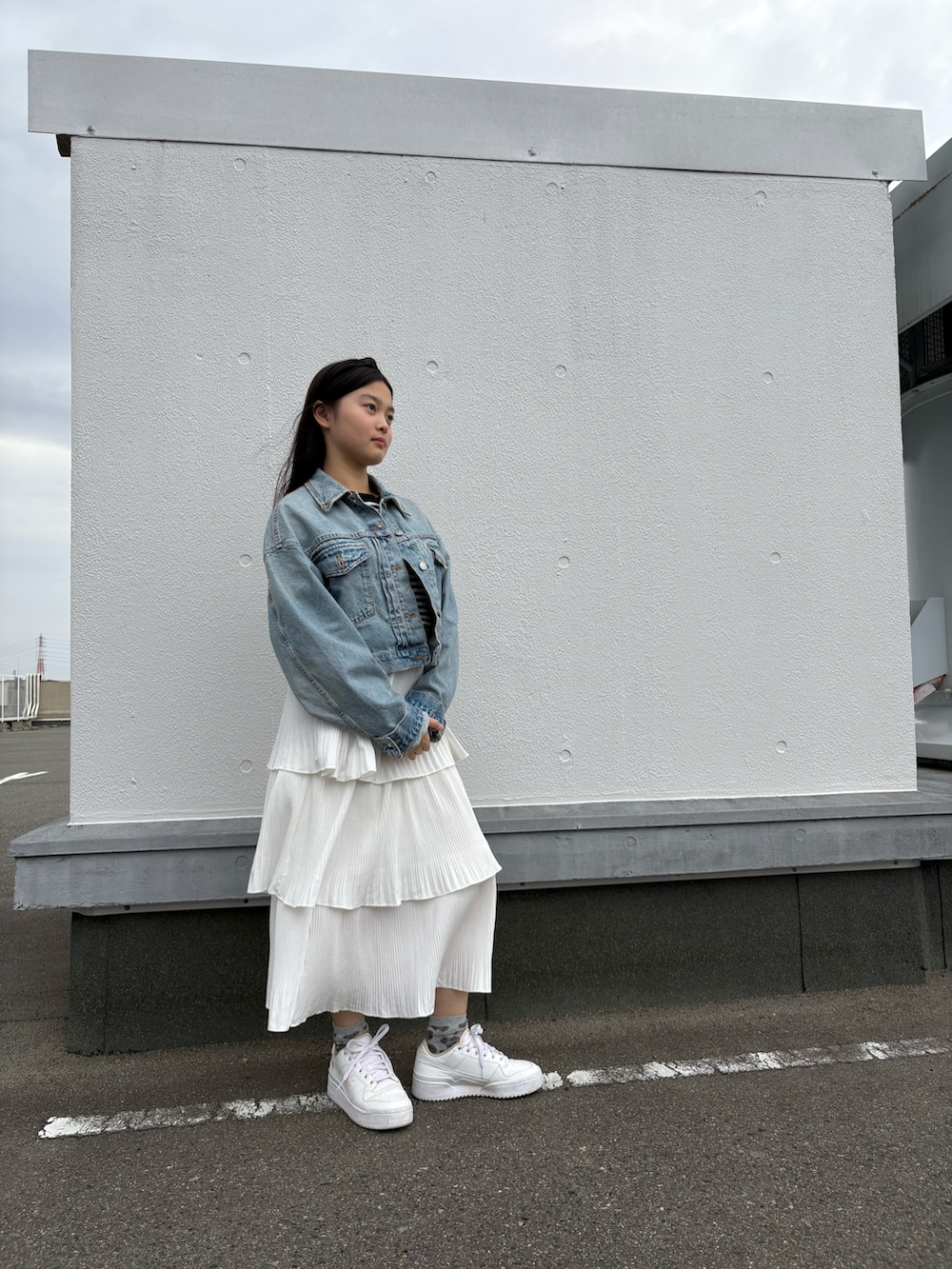 「adidasのadidas アディダス FORUM BOLD J フォーラム ボールド JH5593 ABC-MART限定 *FTWR/FTWR/WOND（スニーカー、ホワイト系）」を使った、音羽さん（骨格ウェーブ・レディース・150cm）の春コーディネートの3枚目の写真