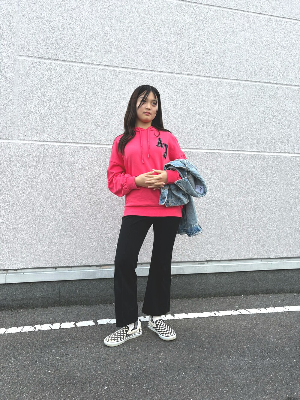 「VANSのVANS ヴァンズ SKATE SLIP-ON スケートスリッポン　VN0A5FCAAUH (CHK)BLK/O.WHT（スニーカー、ブラック系）」を使った、音羽さん（骨格ウェーブ・レディース・145cm）の冬コーディネートの2枚目の写真