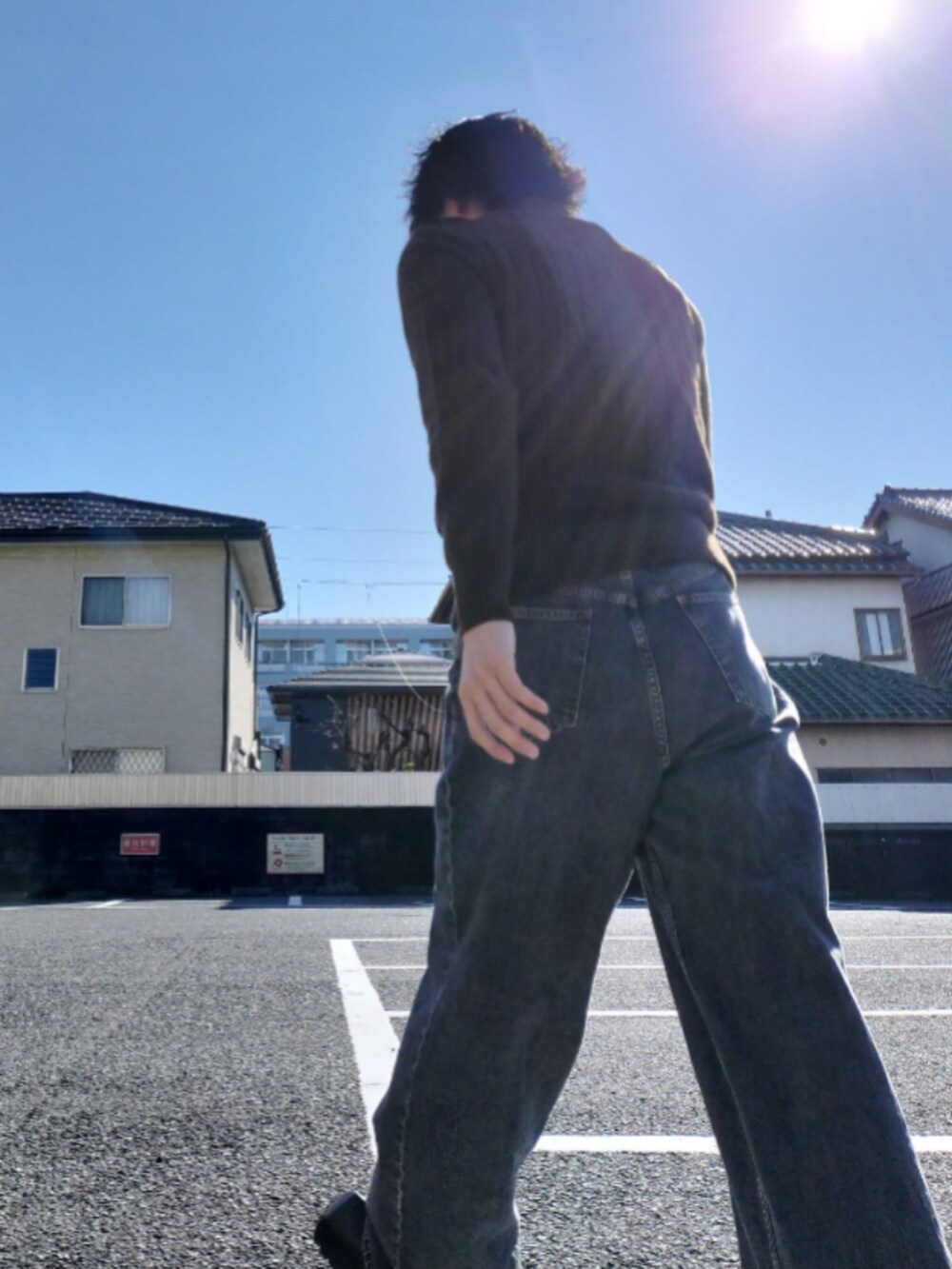 ブラウン系のジャケット/アウター、ブラック系のデニムパンツ、ブラック系のドレスシューズを着用したメンズの冬コーディネートの2枚目の写真