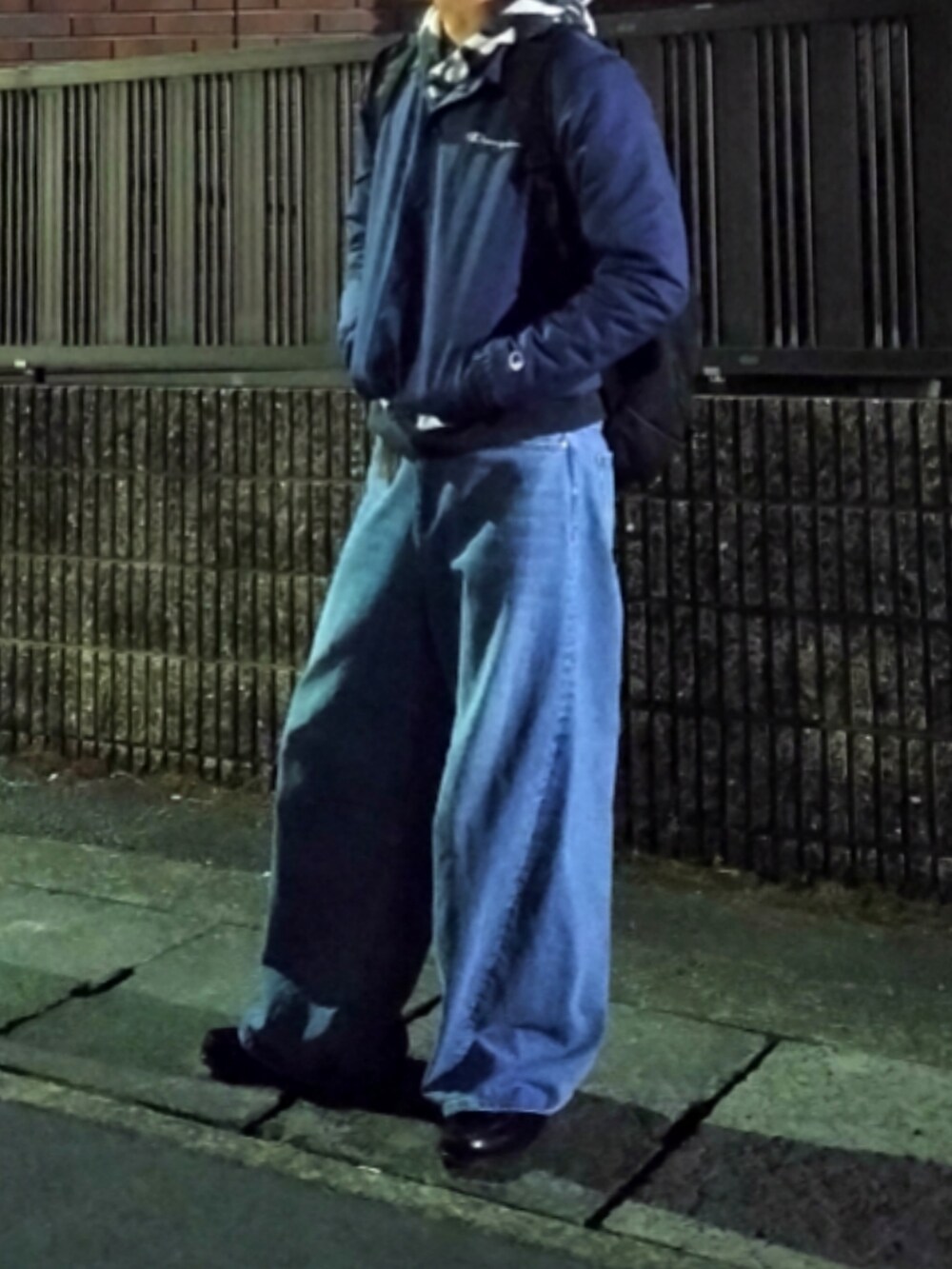 「真冬のあったかスタイル、デニム、ローファー、ストリート、ラフ、古着MIX」｜「ChampionのChampion チャンピオン COACH JACKET コーチジャケット（ブルゾン、ブルー系）」を使った、tatsuさん（骨格ストレート・メンズ・174cm）の冬コーディネートの2枚目の写真