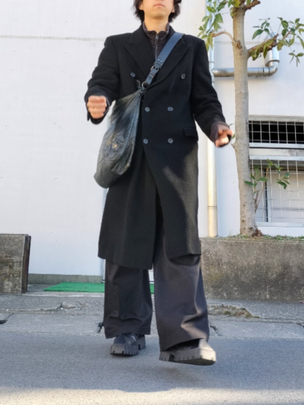「真冬のあったかスタイル、ジップパーカー、ロングコート、オールブラック、スラックス、TOIRONIER、BALENCIAGA、ショルダーバッグ、古着MIX、デートコーデ、おでかけコーデ、冬コーデ」｜「Roots Canadaのアイテム（スウェット、ブラック系）」を使った、tatsuさん（骨格ストレート・メンズ・174cm）の冬コーディネートの3枚目の写真