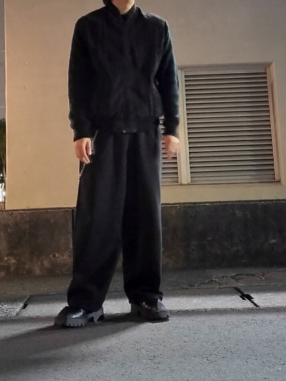 「ユニクロ、スウェットパンツ、ブルゾン、レザー、BALENCIAGA、ナイロンジャケット、レザージャケット、オールブラック、キャップ」｜「古着のアイテム（ジャケット/アウター、ブラック系）」を使った、tatsuさん（骨格ストレート・メンズ・174cm）の冬コーディネートの2枚目の写真