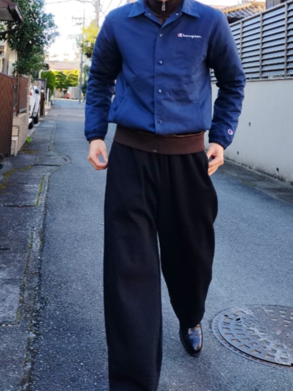 「UNIQLO、スゥエットパンツ、シンプルスタイル、adidas、ユニクロ、ゆるコーデ、シンプル、ブーツ、berwick1707、トラックジャケット」｜「Berwick1707のBerwick バーウィック ブーツ 632  ムーンライト ソール（ブーツ、ブラック系）」を使った、tatsuさん（骨格ストレート・メンズ・174cm）の冬コーディネートの3枚目の写真
