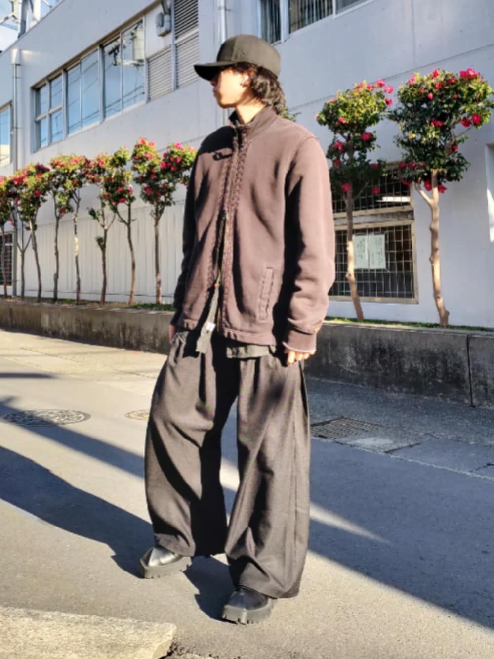 「真冬のあったかスタイル、おでかけコーデ、スラックス、デートコーデ、古着MIX、レザーシューズ、BALENCIAGA、TOIRONIER」｜「NEW ERAのアイテム（キャップ、ブラック系）」を使った、tatsuさん（骨格ストレート・メンズ・174cm）の冬コーディネートの2枚目の写真