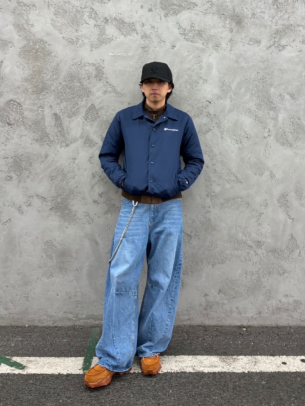 「ストリート、NEW ERA、キャップ、Champion、PUMA、ゆるコーデ、ローファー、古着MIX、Lui's」｜「Lui'sのカーブデニムパンツ（デニムパンツ、ブルー系）」を使った、tatsuさん（骨格ストレート・メンズ・174cm）の冬コーディネートの2枚目の写真