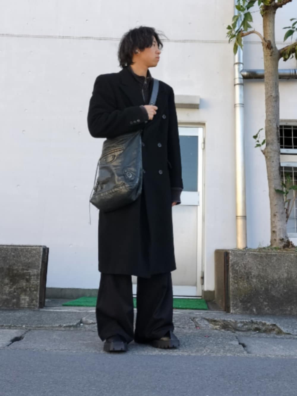 「真冬のあったかスタイル、ジップパーカー、ロングコート、オールブラック、スラックス、TOIRONIER、BALENCIAGA、ショルダーバッグ、古着MIX、デートコーデ、おでかけコーデ、冬コーデ」｜「Roots Canadaのアイテム（スウェット、ブラック系）」を使った、tatsuさん（骨格ストレート・メンズ・174cm）の冬コーディネートの2枚目の写真