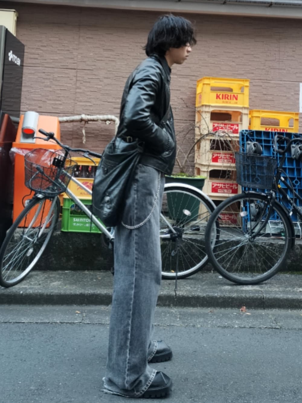 「真冬のあったかスタイル、デニム、オールブラック、BALENCIAGA、レザー、デニムパンツ、ワイドデニム、古着MIX、デートコーデ、おでかけコーデ」｜「古着　70s レザージャケットのアイテム（ジャケット/アウター、ブラック系）」を使った、tatsuさん（骨格ストレート・メンズ・174cm）の冬コーディネートの2枚目の写真