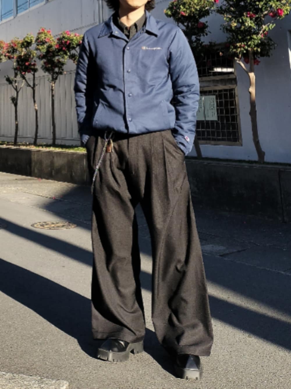 「Champion、ドローコード、TOIRONIER、BALENCIAGA、真冬のあったかスタイル、デートコーデ、アウター、冬コーデ、おでかけコーデ、冬」｜「ChampionのChampion チャンピオン COACH JACKET コーチジャケット（ブルゾン、ブルー系）」を使った、tatsuさん（骨格ストレート・メンズ・174cm）の冬コーディネートの2枚目の写真