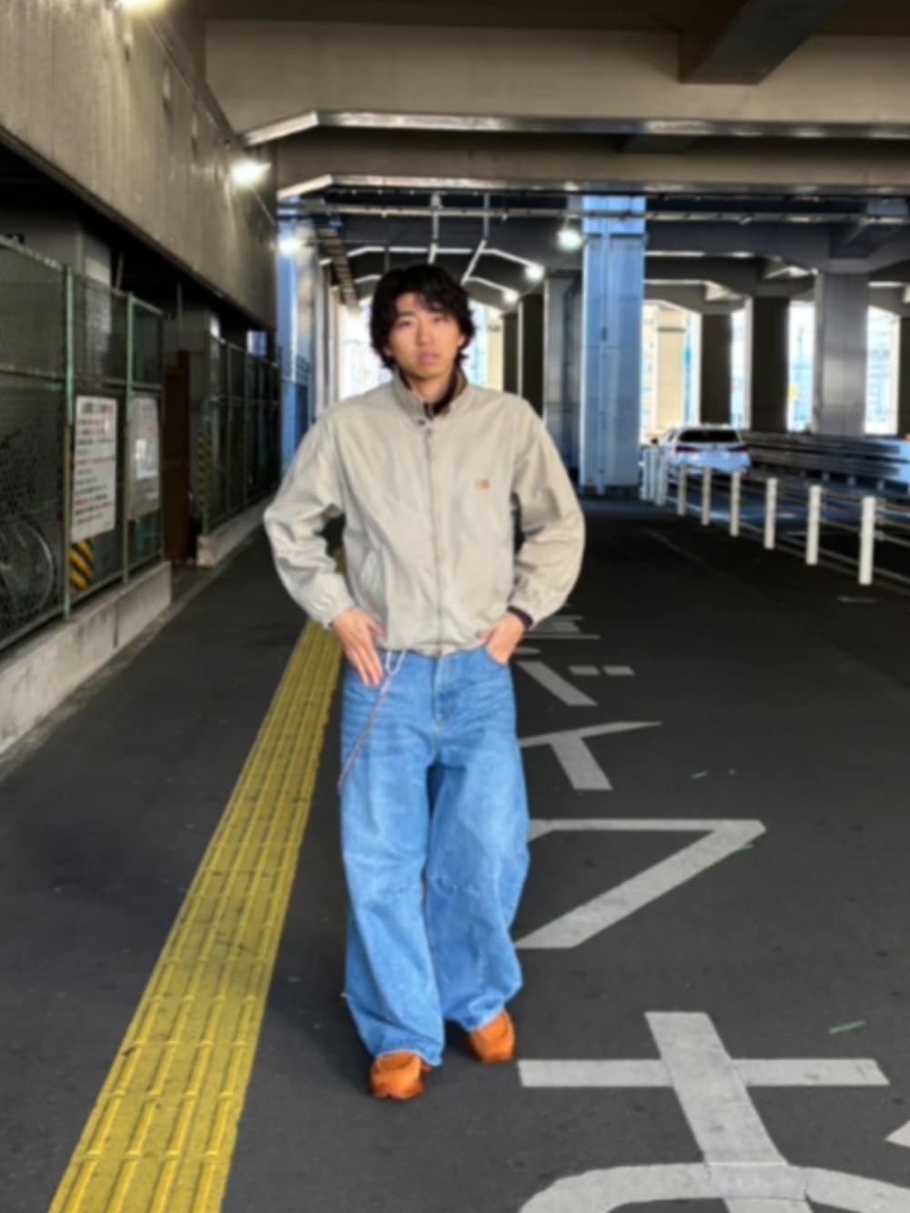 「ストリート、バギーパンツ、ハリントンジャケット、PUMA、パーマ、シンプル、古着ミックス、古着、古着MIX、冬アウター」|「vintage PERRY ELLIS のアイテム(ジャケット/アウター、ベージュ系)」を使った、tatsuさん(骨格ウェーブ・メンズ・174cm)の冬コーディネートの2枚目の写真