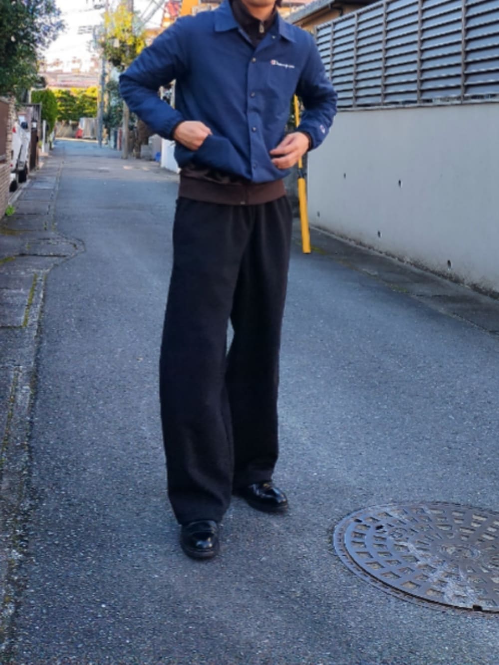 「UNIQLO、スゥエットパンツ、シンプルスタイル、adidas、ユニクロ、ゆるコーデ、シンプル、ブーツ、berwick1707、トラックジャケット」｜「Berwick1707のBerwick バーウィック ブーツ 632  ムーンライト ソール（ブーツ、ブラック系）」を使った、tatsuさん（骨格ストレート・メンズ・174cm）の冬コーディネートの2枚目の写真