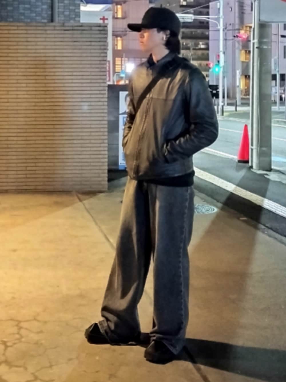「ワイドデニム、ブラックコーデ、オールブラック、JOHN LAWRENCE SULLIVAN、BALENCIAGA、レザージャケット、Manhattan Portage、キャップ」｜「NEW ERAのアイテム（キャップ、ブラック系）」を使った、tatsuさん（骨格ストレート・メンズ・174cm）の冬コーディネートの2枚目の写真