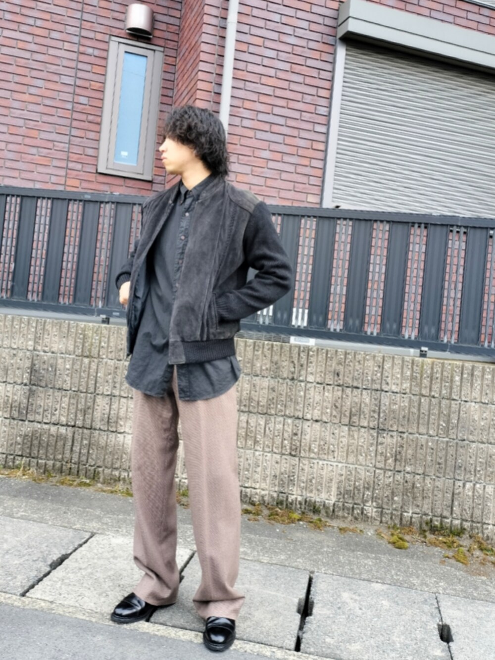 ブラック系のジャケット/アウター、ブラック系のシャツ/ブラウス、ブラウン系のスラックスを着用したメンズの冬コーディネートの2枚目の写真