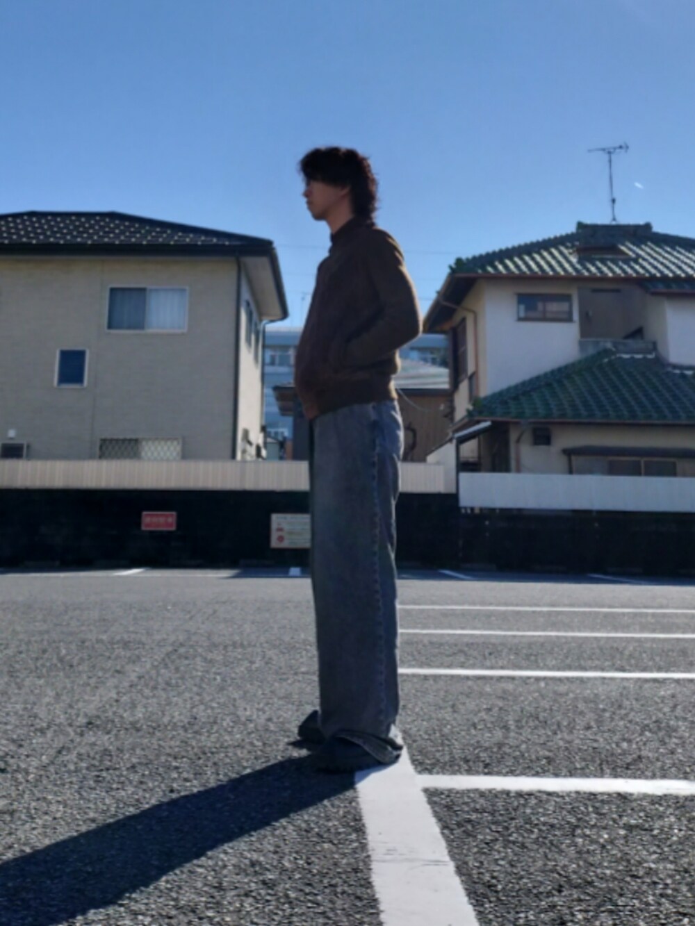 ブラウン系のジャケット/アウター、ブラック系のデニムパンツ、ブラック系のドレスシューズを着用したメンズの冬コーディネートの3枚目の写真