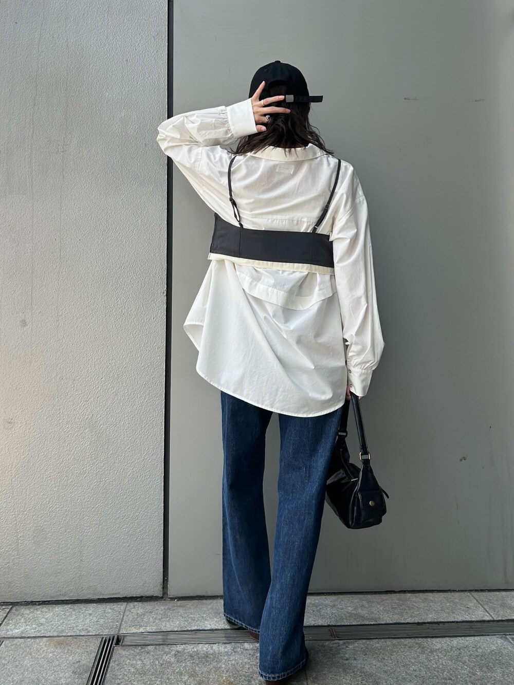 ホワイト系のシャツ/ブラウス、ブラック系のハンドバッグ、グレー系のキャミソールを着用したレディースの夏コーディネートの3枚目の写真