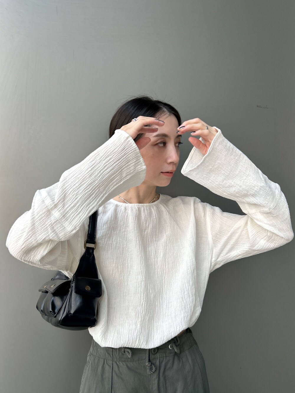 ホワイト系のシャツ/ブラウス、グリーン系のカーゴパンツ、ブラック系のハンドバッグを着用したレディースの夏コーディネートの4枚目の写真