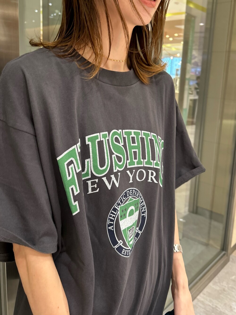 グレー系のTシャツ/カットソー、ホワイト系のスカート、ブルー系のデニムジャケットを着用したレディースの夏コーディネートの4枚目の写真