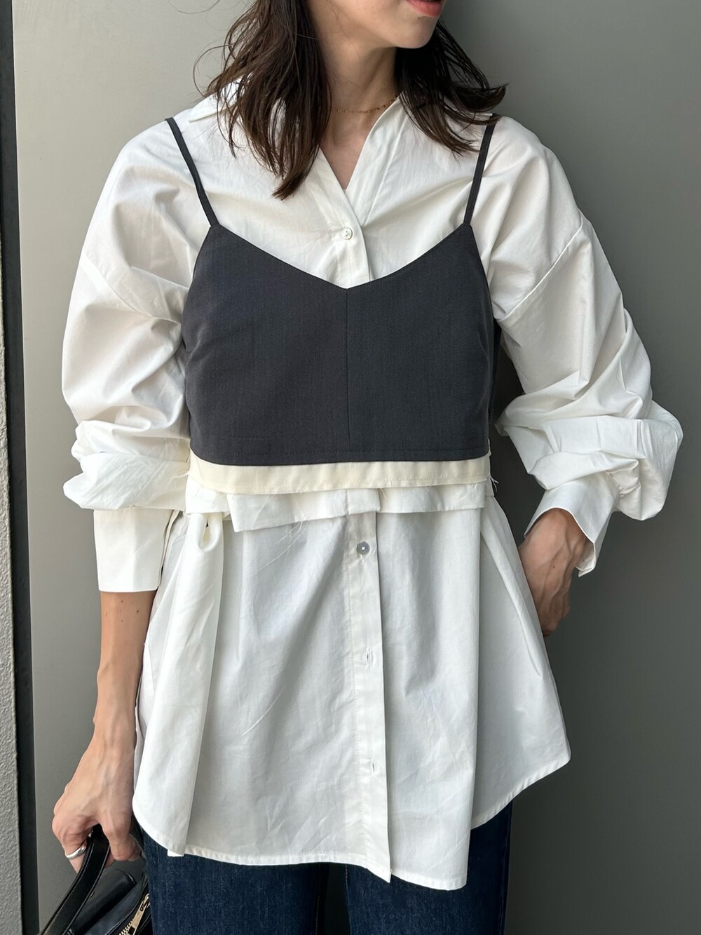 ホワイト系のシャツ/ブラウス、ブラック系のハンドバッグ、グレー系のキャミソールを着用したレディースの夏コーディネートの7枚目の写真