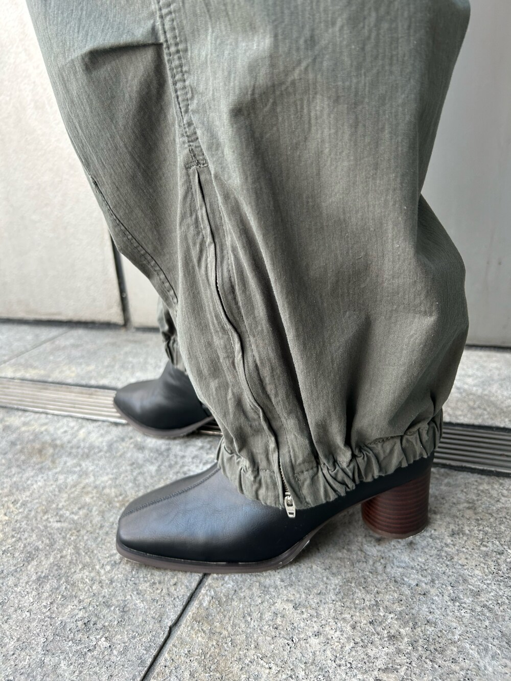 ホワイト系のシャツ/ブラウス、グリーン系のカーゴパンツ、ブラック系のハンドバッグを着用したレディースの夏コーディネートの6枚目の写真