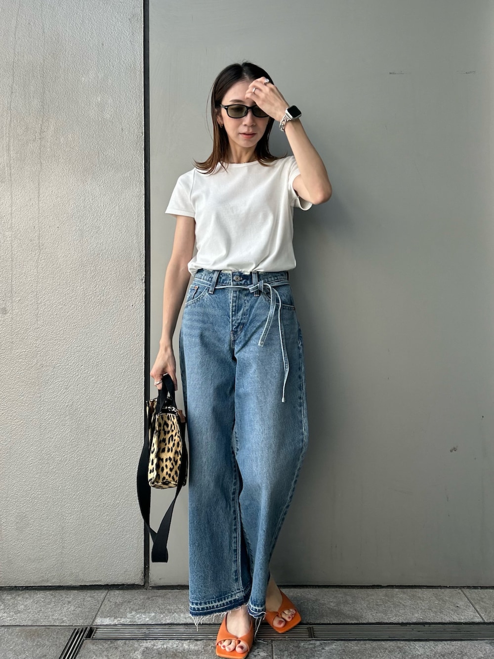ホワイト系のTシャツ/カットソー、ブルー系のデニムパンツ、ブラック系のサングラスを着用したレディースの夏コーディネートの4枚目の写真