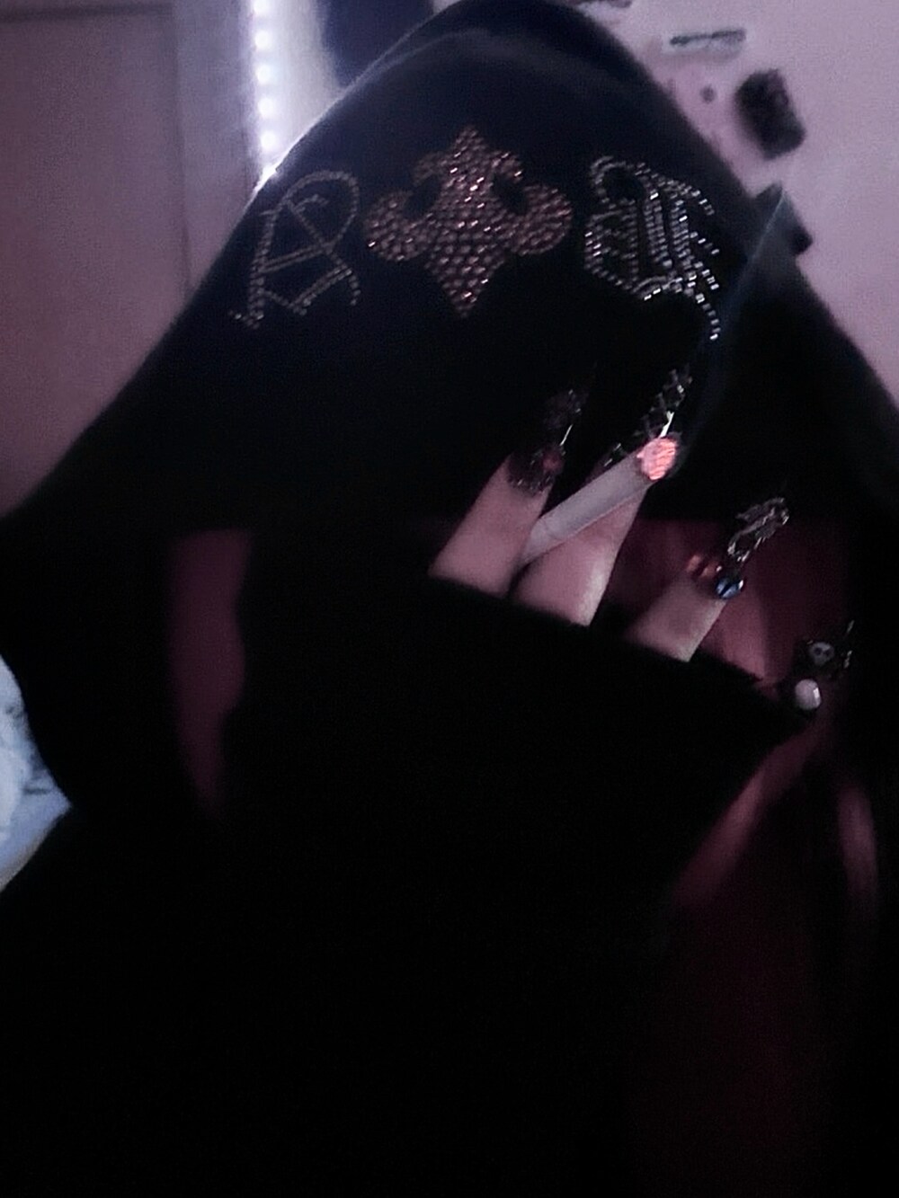 ブラック系のその他アウターを着用したレディースの冬コーディネートの2枚目の写真