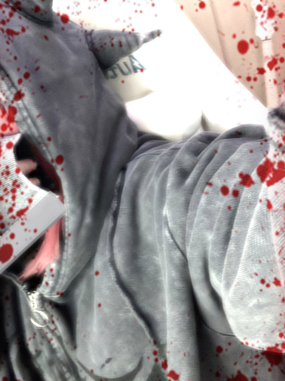 グレー系のデニムジャケットを着用したレディースの夏コーディネートの3枚目の写真