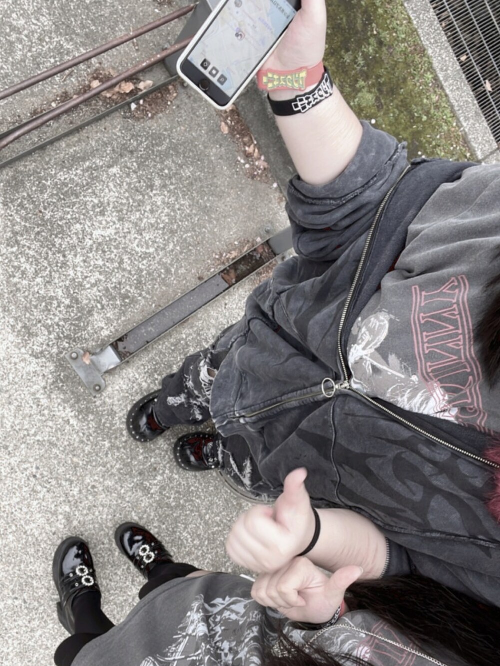 グレー系のデニムジャケットを着用したレディースの夏コーディネートの2枚目の写真