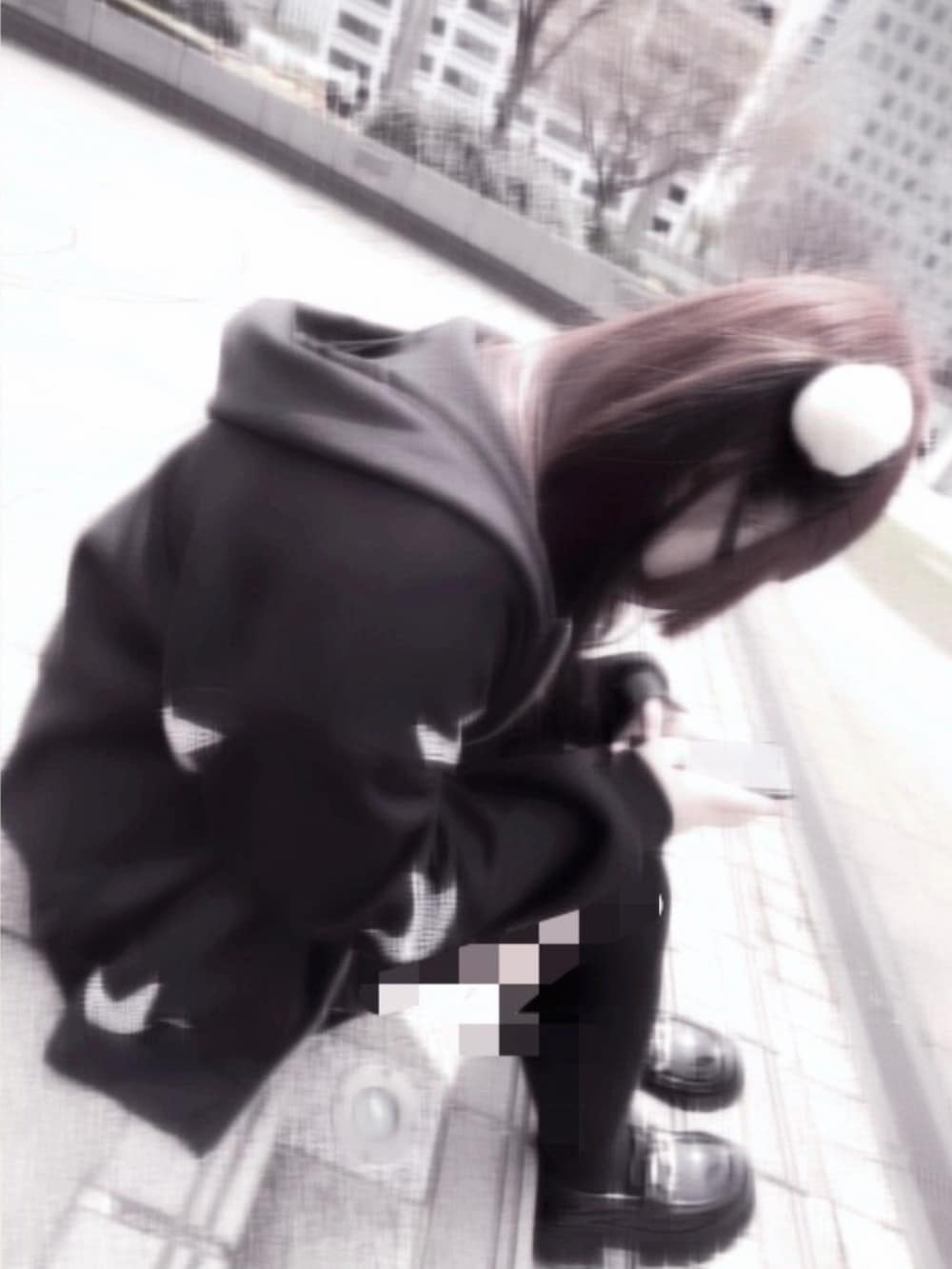 ホワイト系のTシャツ/カットソー、レッド系のスカートを着用したレディースの夏コーディネートの2枚目の写真