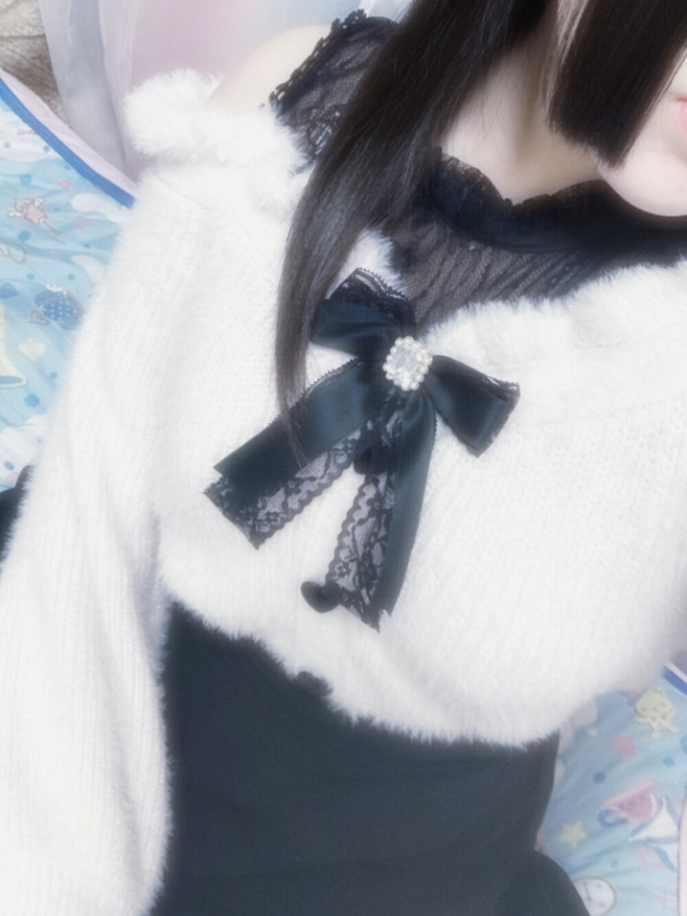 ピンク系のニット/セーター、ブラック系のキャスケットを着用したレディースの夏コーディネートの2枚目の写真