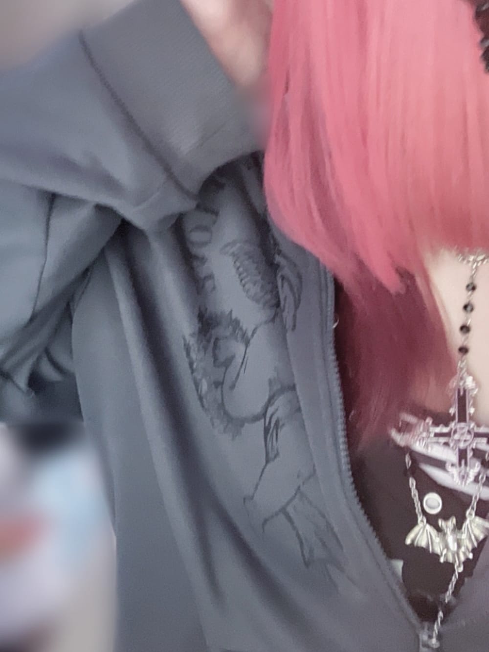 ピンク系のバッグ、ホワイト系のその他雑貨を着用したレディースの秋コーディネートの2枚目の写真