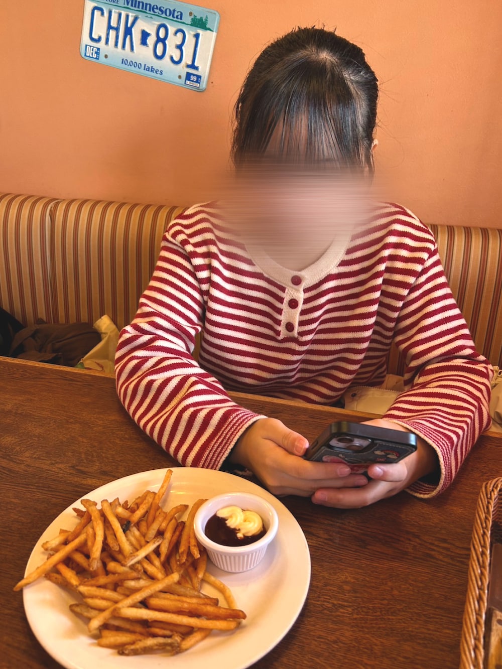 レッド系のニット/セーターを着用したレディースの冬コーディネートの2枚目の写真