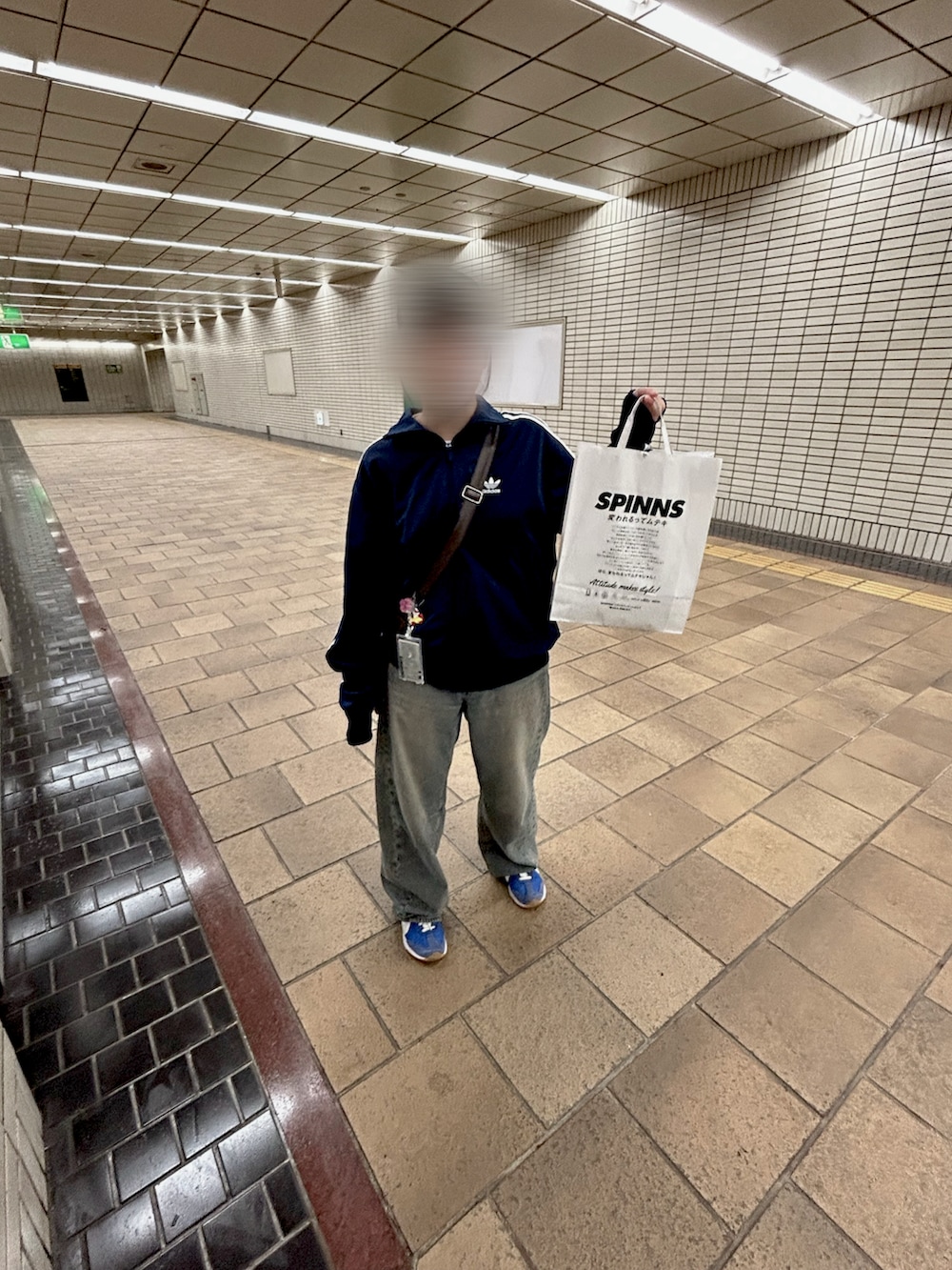 ブルー系のスニーカー、ブルー系のナイロンジャケットを着用したレディースの秋コーディネートの3枚目の写真