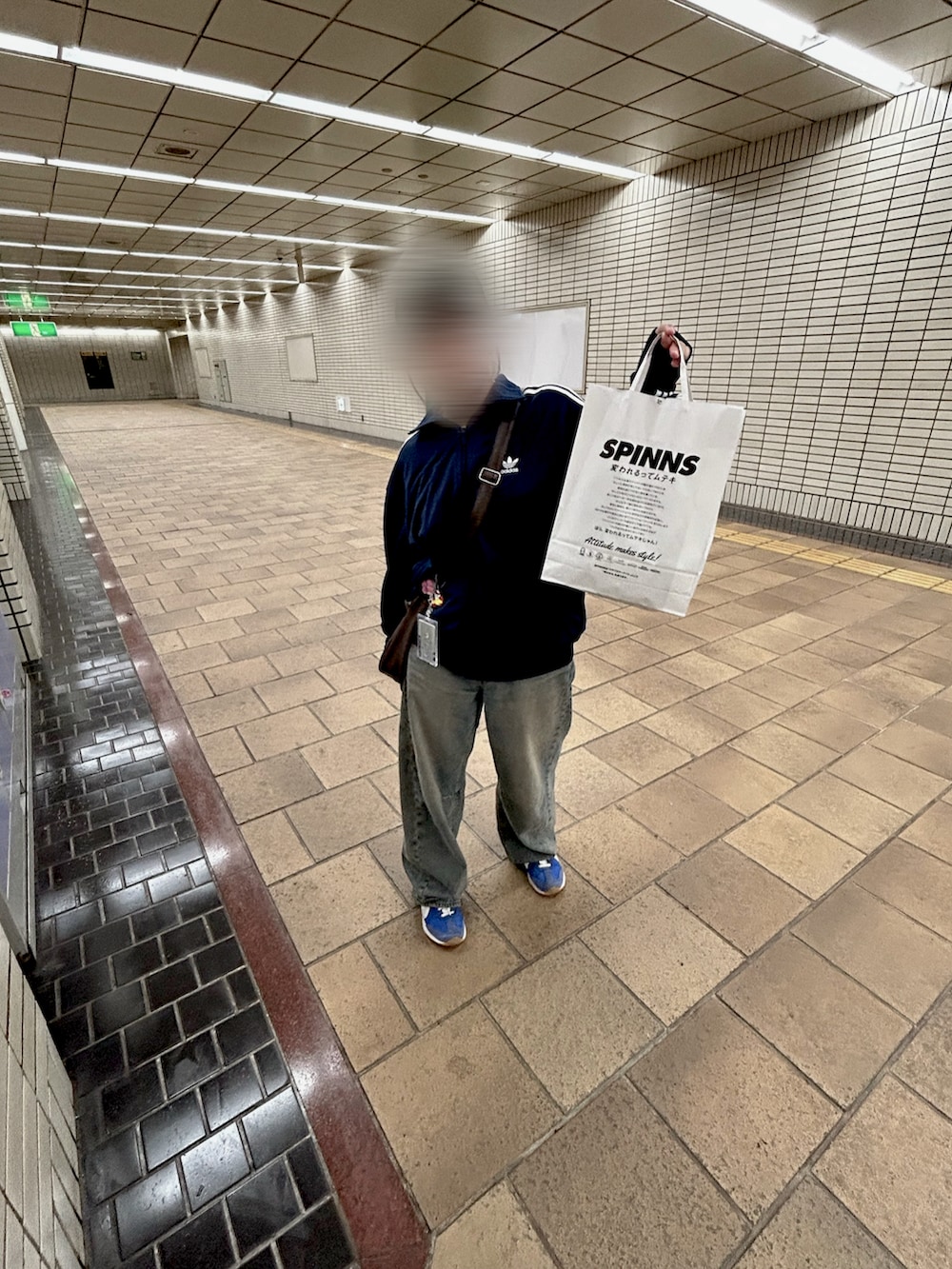 ブルー系のスニーカー、ブルー系のナイロンジャケットを着用したレディースの秋コーディネートの4枚目の写真