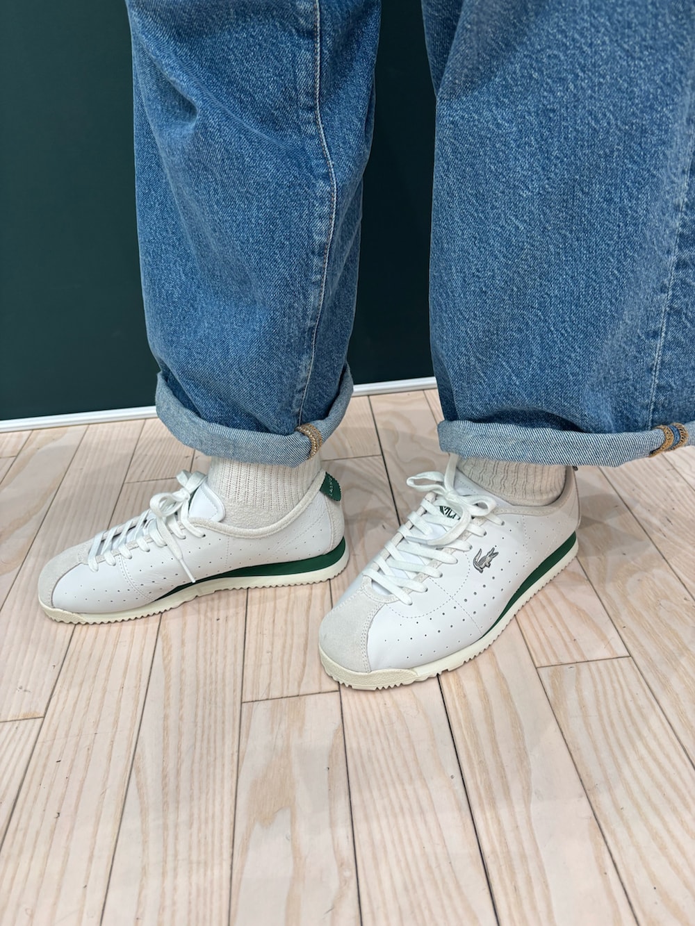 ピンク系のシャツ/ブラウス、ブルー系のデニムパンツ、ホワイト系のスニーカーを着用したレディースの春コーディネートの5枚目の写真