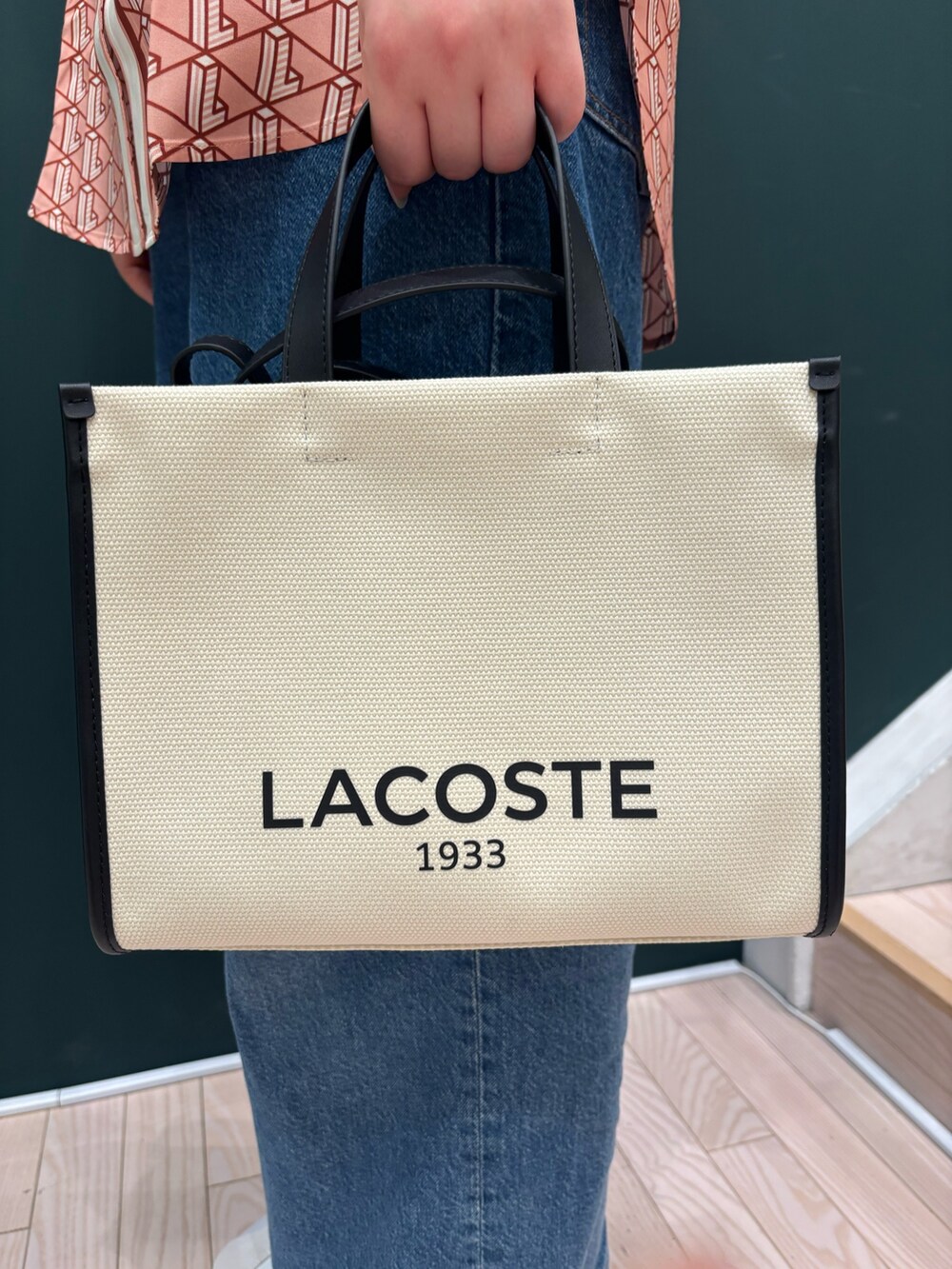 ピンク系のシャツ/ブラウス、ブルー系のデニムパンツ、ホワイト系のスニーカーを着用したレディースの春コーディネートの4枚目の写真