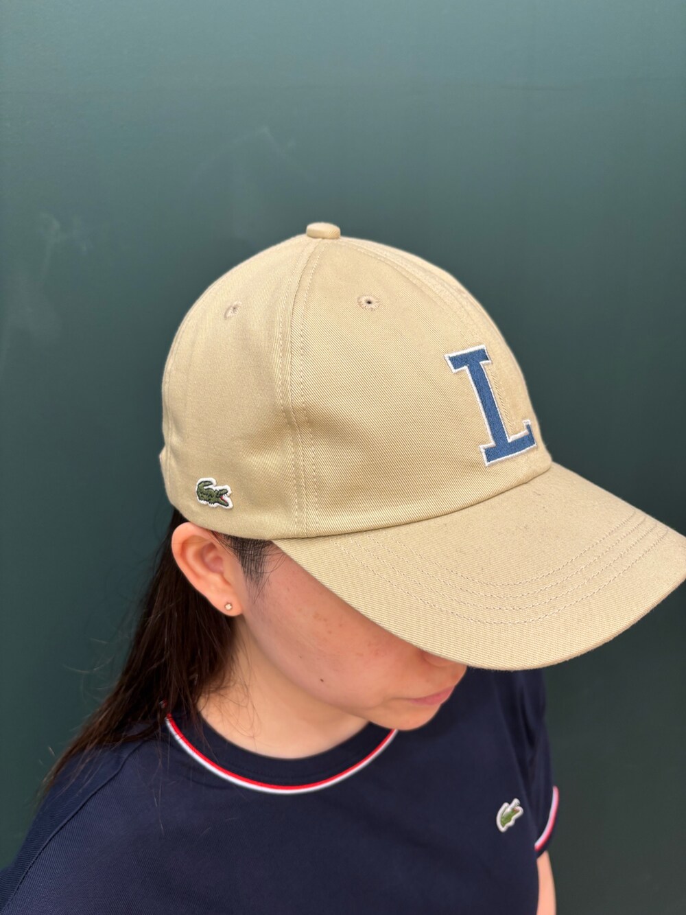 ブルー系のワンピース、その他のトートバッグ、ホワイト系のスニーカーを着用したレディースの夏コーディネートの6枚目の写真
