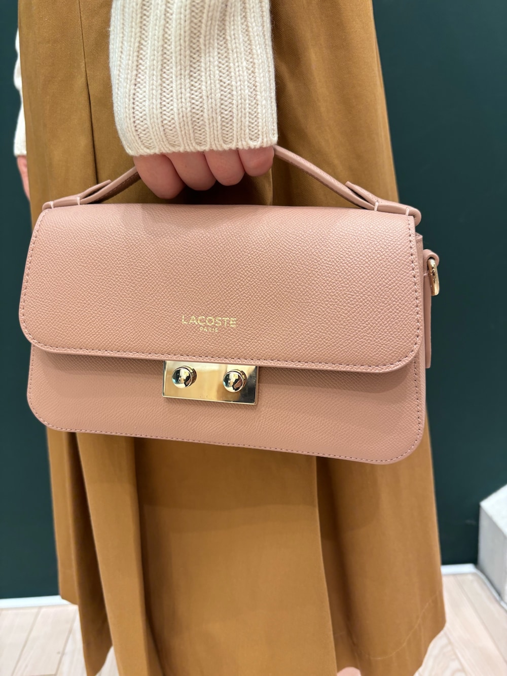 ホワイト系のニット/セーター、イエロー系のスカート、ピンク系のハンドバッグを着用したレディースの秋コーディネートの4枚目の写真