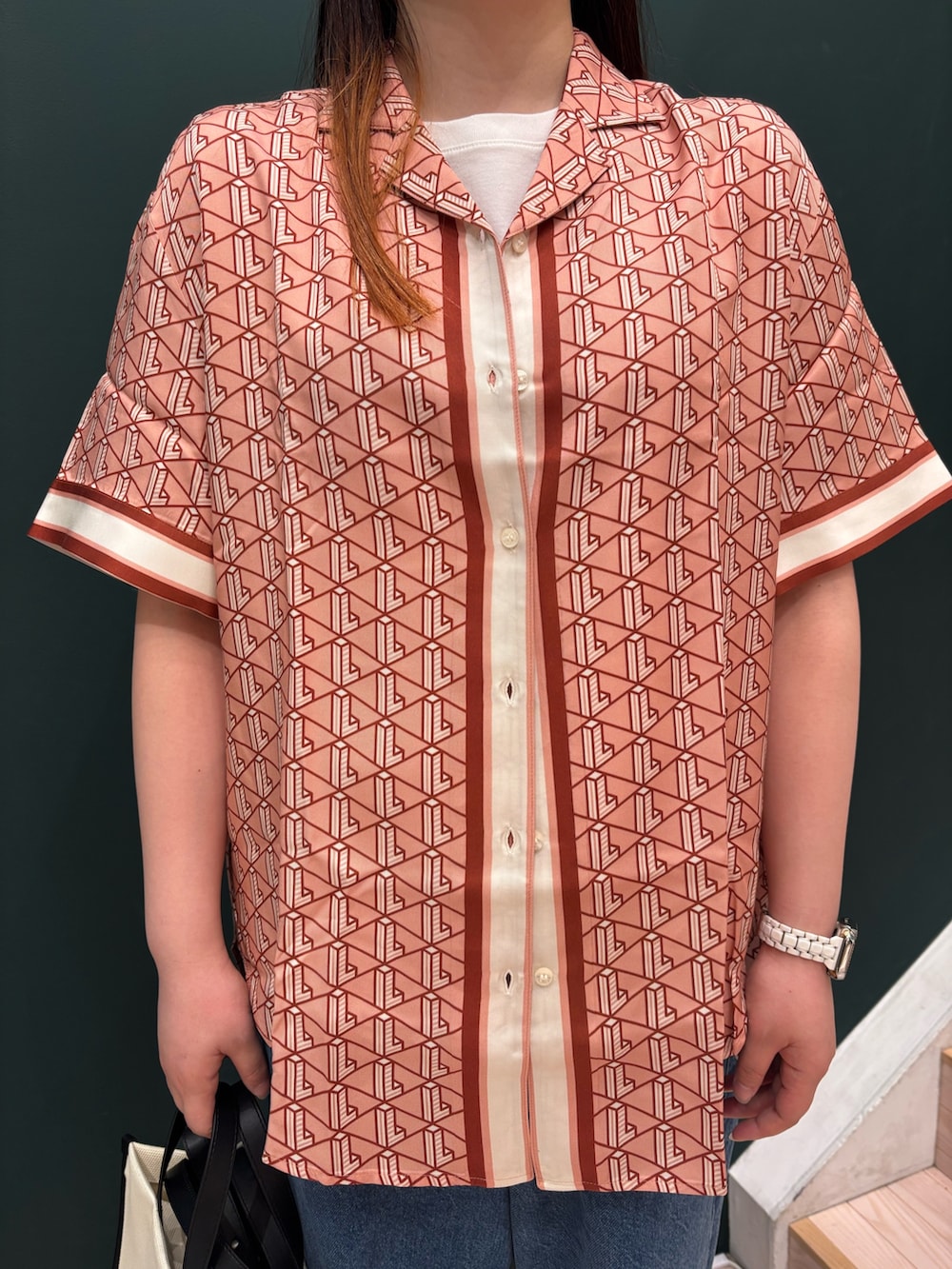 ピンク系のシャツ/ブラウス、ブルー系のデニムパンツ、ホワイト系のスニーカーを着用したレディースの春コーディネートの3枚目の写真