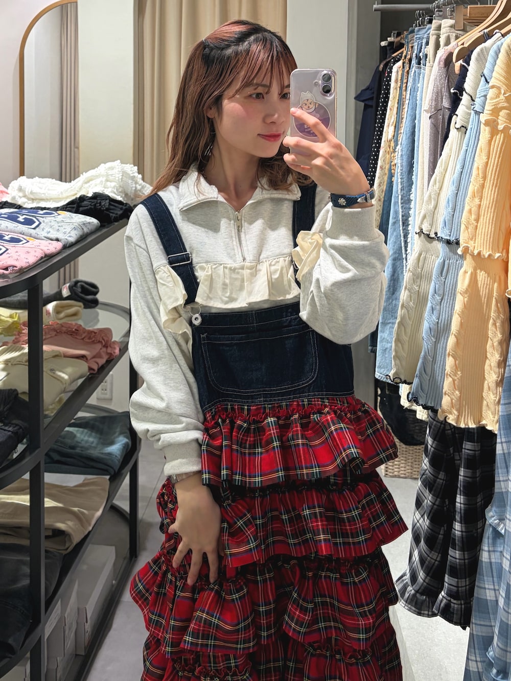 ホワイト系のTシャツ/カットソー、レッド系のジャンパースカートを着用したレディースの春コーディネートの2枚目の写真