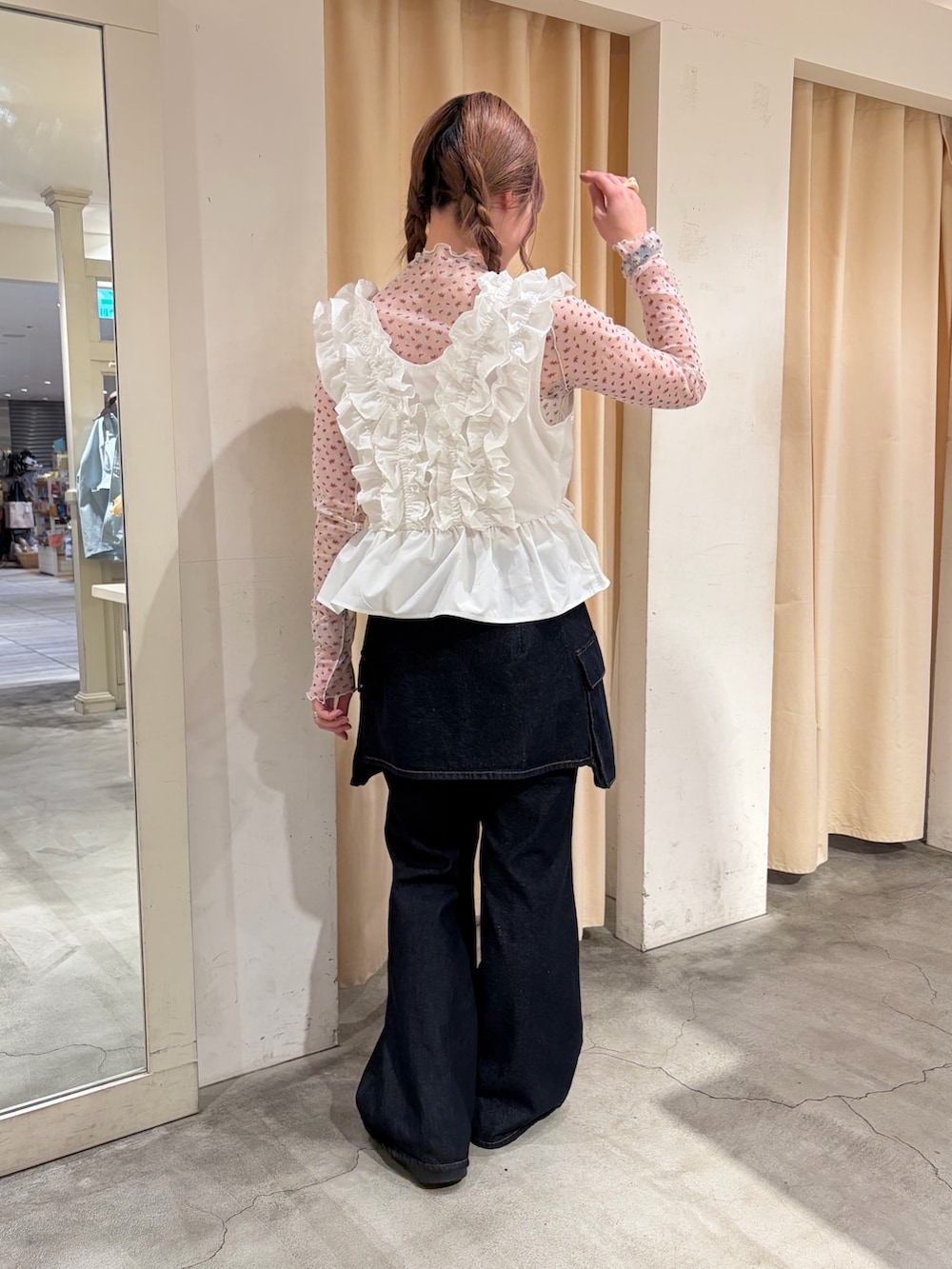 ホワイト系のシャツ/ブラウス、レッド系のTシャツ/カットソー、ブルー系のデニムパンツを着用したレディースの春コーディネートの3枚目の写真