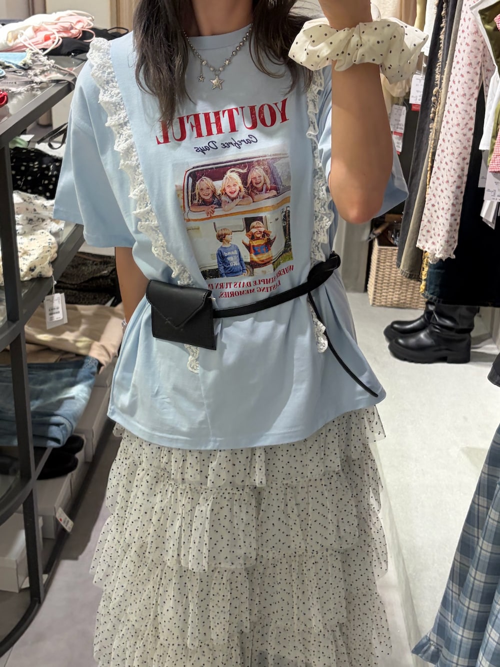 ブルー系のTシャツ/カットソー、ホワイト系のスカート、ブルー系のデニムパンツを着用したレディースの夏コーディネートの2枚目の写真