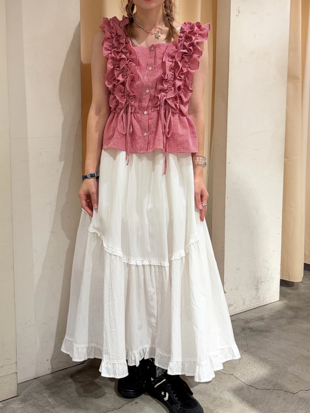 レッド系のシャツ/ブラウス、ホワイト系のワンピースを着用したレディースの春コーディネートの2枚目の写真