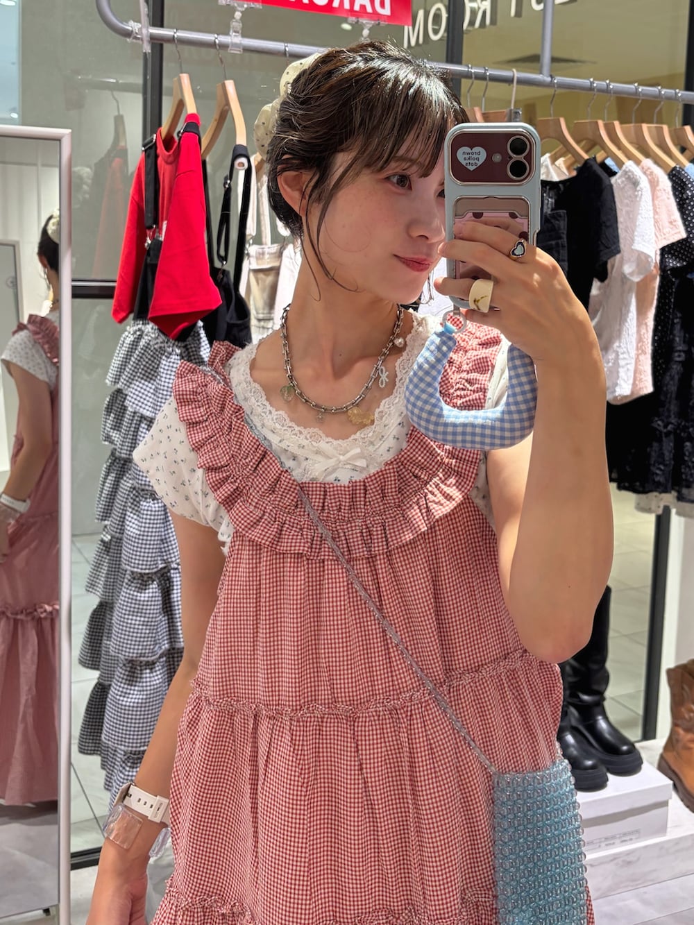 レッド系のワンピース、ホワイト系のTシャツ/カットソーを着用したレディースの夏コーディネートの3枚目の写真